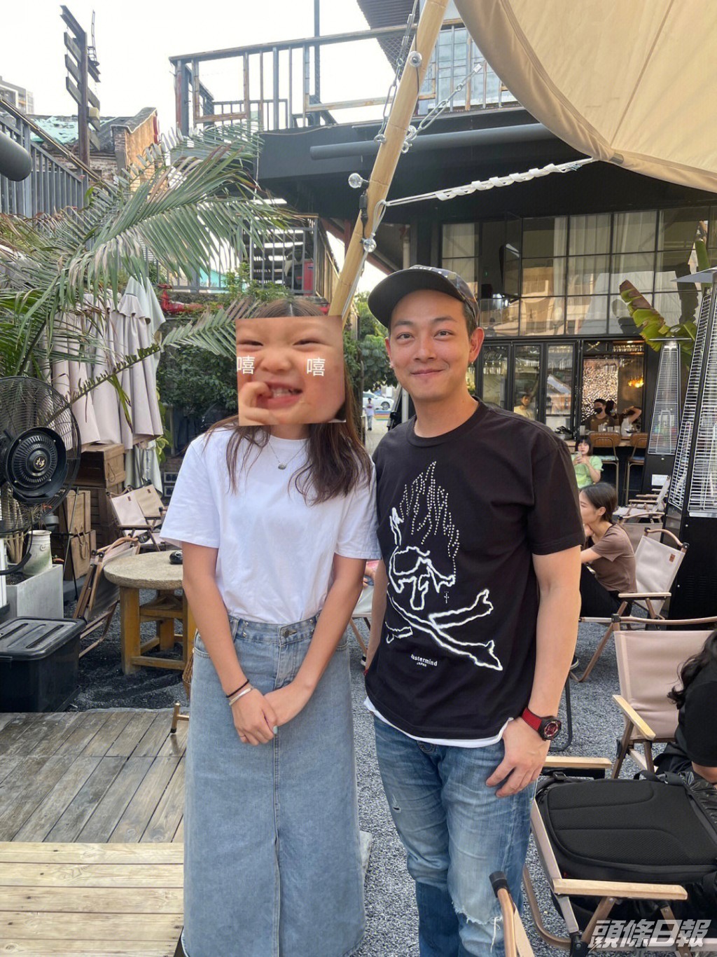 正面睇個雙下巴又收返埋。